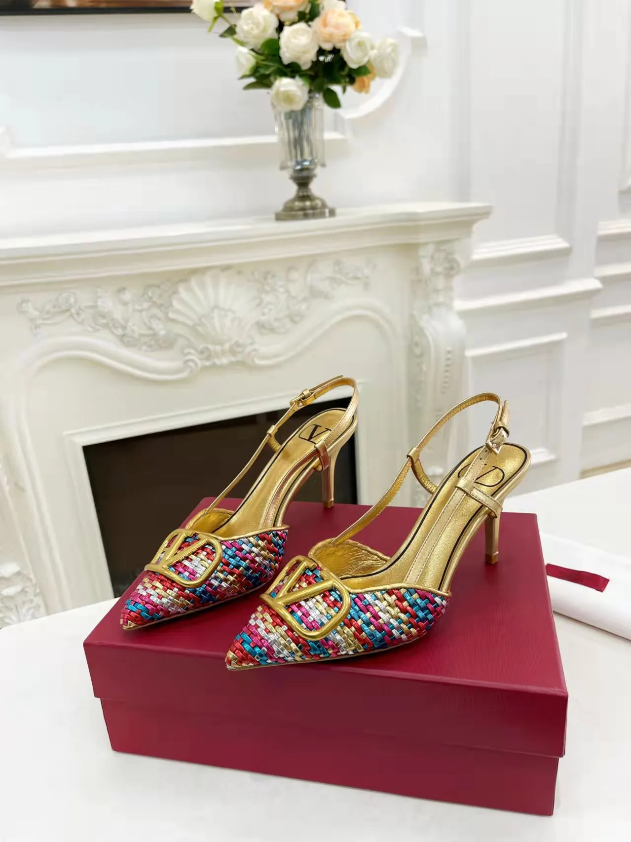 👟👟Ex-factory price 440👟👟 Genuine leather sole +40 Top version 𝑉𝐴𝐿𝐸𝑁𝑇𝐼𝑁𝑂 Valentino new spring and summer women's 5⃣️color empty back sandals. The unique [V family hand-woven] brings out a full sense of high-end, and the new season will live up to expectations! Worth buying★Absolutely high-grade❥Original method, Absolutely sensual❥Elegant style, creating a different feeling, simple and elegant style!  Code number: 35-41 (34-42 is custom-made and non-returnable) Inner lining: Sheepskin lining Heel height: 7.5 cm Leather outsole + 40 rubber outsole
